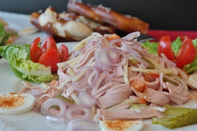 Швейцарский салат с колбасой – просто, но вкус восхитительный С сайта: pixabay.com