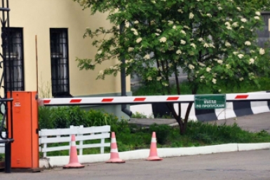 В Краснодаре выявляют факты незаконной установки шлагбаумов во дворах домов ИА PrimaMedia