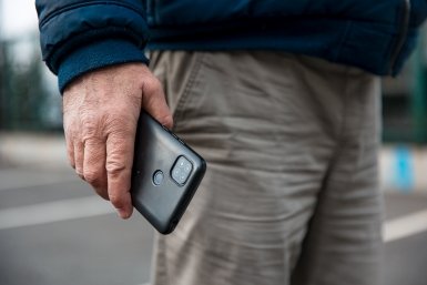 Сотовый телефон Илья Аверьянов, ИА PrimaMedia