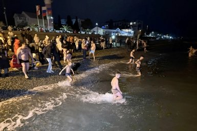 Сочинцы и гости курорта отметили Крещение ночными омовениями