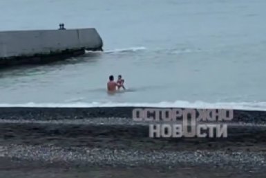 Отец насильно окунал с головой малолетних детей в ледяном море в Сочи скрин t.me/ostorozhno_novosti