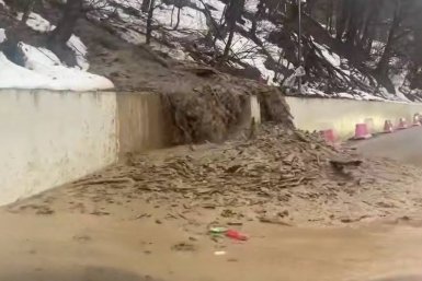 Мощный сель обрушился на дорогу заблокировал движение в Сочи t.me/mvd_23