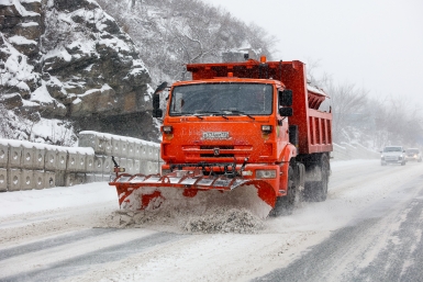 На борьбу со снегом и гололедом на Кубани направили более 200 машин