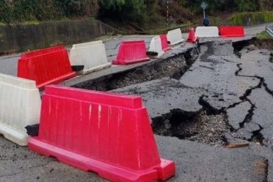 Ограждения появились на двух улицах Сочи из-за обвала дороги t.me/mcusochi