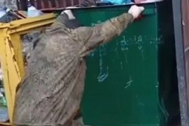 Коммунальщики не смогли сдвинуть бак с отходами Пресс-служба администрации Горячего Ключа