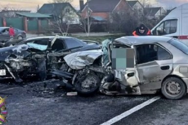 На Кубани в жесткой аварии на встречке один человек погиб и двое пострадали t.me/gibdd123region