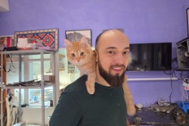 Потомственный оружейник из Махачкалы и его рыжий кот стали звездами сети личный архив Дауда Куртаева