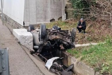 В Сочи из разбившегося всмятку автомобиля спасатели вырезали водителя Пресс-служба ЮРПСО МЧС России