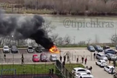Появилось видео мощного взрыва авто во дворе жилого дома в Краснодаре скрин t.me/tipichkras
