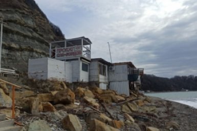 Снесли самострой на пляже Атамановка в Туапсинском районе