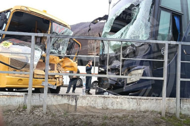 Два человека госпитализированы после столкновения автобусов в Сочи &quotТипичный Сочи&quot