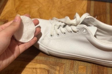 5 капель на ватный диск - и протираем белую подошву: смоет любые желтые пятна ИА Stavropol.Media