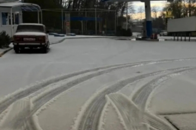 В Сочи из-за града и дождя дороги покрылись ледяной коркой