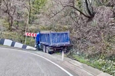 Водитель в Сочи выпрыгнул на ходу из неисправной фуры и попал под колеса %22Киа%22