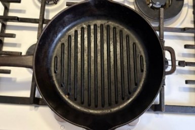 Грею соль - и сковородка как заново родилась: нагар отлип, даже еда вкуснее