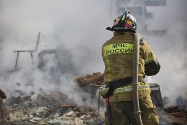 Число спасателей на пожаре в порту Туапсе возросло до 157 человек