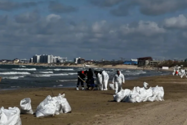 С поверхности моря в районе Анапы собрали 28 тонн нефтесмеси