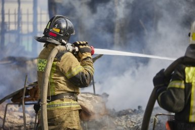 Число спасателей на пожаре в порту Туапсе возросло до 246 человек
