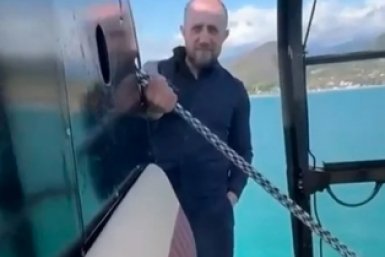 Сочинский бизнесмен попал под проверку за полет над морем вне кабины вертолета Скриншот видео из соцсетей Вячеслава Варяникова