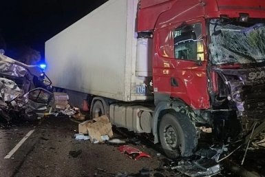 Спасатели МЧС вырезали тело водителя из покорёженной "Газели" в Сочи