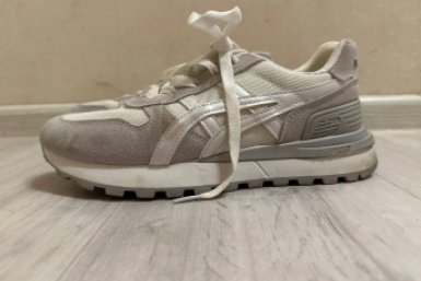 3 г на щетку и тру белую подошву: отмоет пятна на старых кроссовках