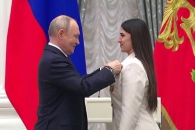 Путин наградил кубанскую чемпионку мира по боксу Нуне Асатрян в Кремле max.ru/emnaumov