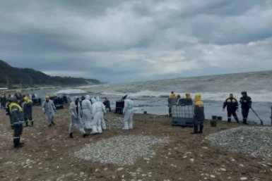 В Туапсе нарастили силы для сбора нефтепродуктов после прорыва боновых заграждений