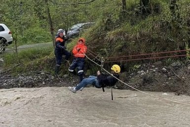 Пятеро человек оказались в ловушке в селе Сочи из-за разрушенного моста