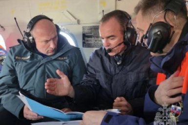 Куренков и Кондратьев с вертолета осмотрели акваторию Черного моря в районе Туапсе