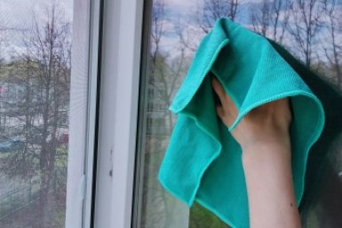 2 ложки — и окна кристально чисты до осени: секрет ленивых хозяек