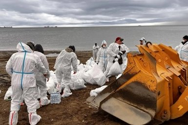 В Туапсе собрали свыше 15 тысяч кубометров нефтепродуктов после атаки БПЛА