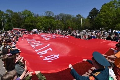 В парке Краснодара развернули 20-метровое Знамя Победы