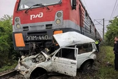 Поезд Адлер-Нижневартовск протаранил легковушку на Кубани