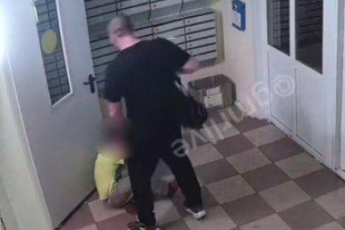 В Краснодаре на камеру попало жесткое воспитание ребенка агрессивным мужчиной
