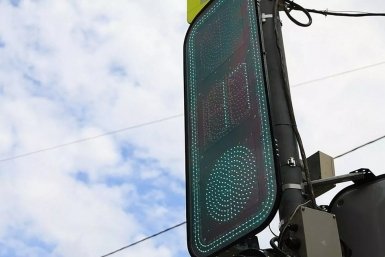 В центре Краснодара тестируют первый светофор с контурной подсветкой Пресс-служба администрации Краснодара