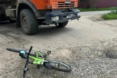 Ребенок на велосипеде погиб под колесами КамАЗа на тротуаре под Краснодаром