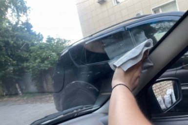 1 капля - и лобовое стекло изнутри прозрачнее хрусталя: ни жирного налета, ни запотевания, ни ночных бликов - лайфхак для водителей