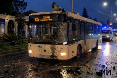 В Сочи обломки БПЛА повредили маршрутный автобус с пассажирами