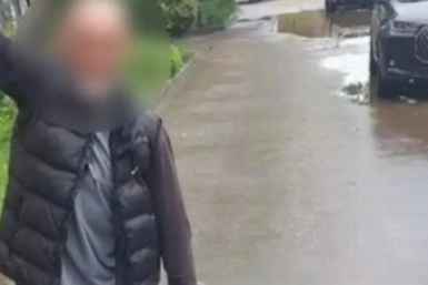 Приезжий нарисовал нацистский символ сметаной во дворе дома в Тихорецке