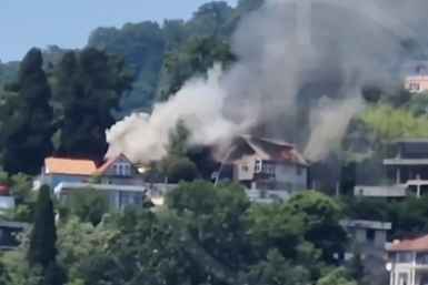 При пожаре в Сочи из горящего дома эвакуировали 10 человек