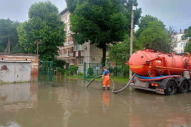В Краснодаре откачали более 500 кубометров воды из подтопленных дворов и подвалов