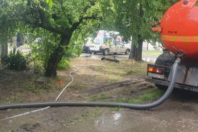 Специалисты водоканала продолжают откачку воды в подтопленном Краснодаре