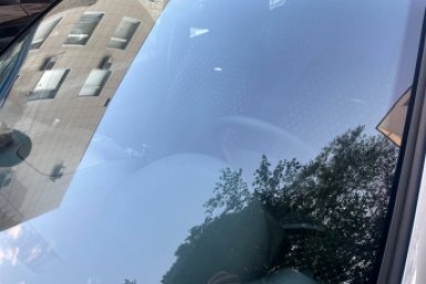 Лобовое стекло больше не бликует на солнце: 1 трюк с копеечным нашатырем - идеальный обзор и никаких разводов в июне