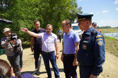 Кондратьев проверил ход укрепления дамбы в Крымском районе после прорыва