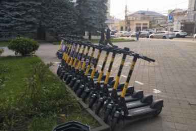 В Краснодаре усилят контроль за запретом парковки самокатов у школ