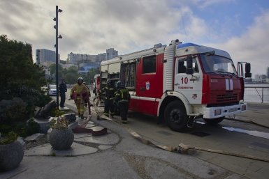 Пожар после атаки дронов на НПЗ в Славянском районе полностью потушили