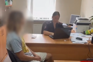 В Сочи молодой мужчина нес младенца вниз головой