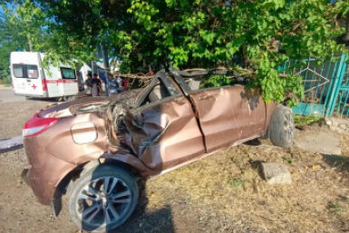В Тамани автомобиль врезался в ограждение и затем в дерево — погибло двое юношей