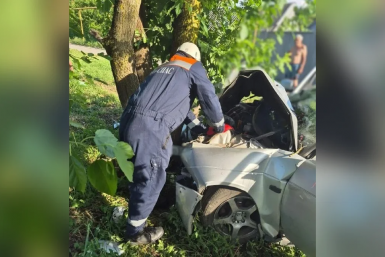 Спасатели вызволили двоих из смятой машины после дтп на Кубани