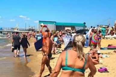 Красные флаги и запрет купания в море не останавливают отдыхающих в Анапе